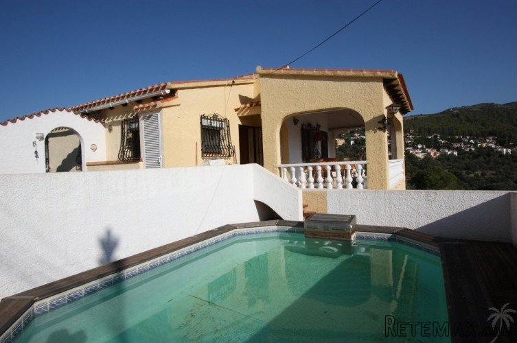 South facing 2 bedroom villa for sale within easy walking..