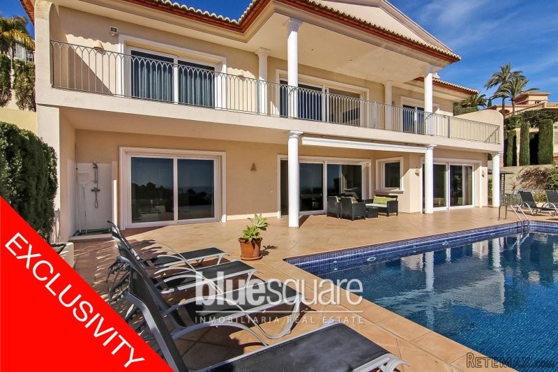 Stunning luxury villa with sea views..