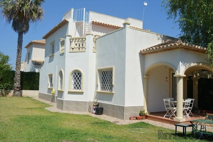 Prime location 4 bedroom property in Denia with private..