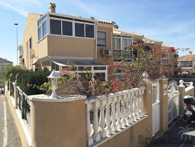 This semi-detached house is located in a quiet urbanization..