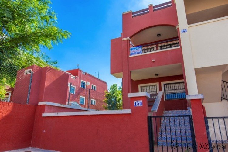 This nice apartment can be found in Los Altos. It has 2..
