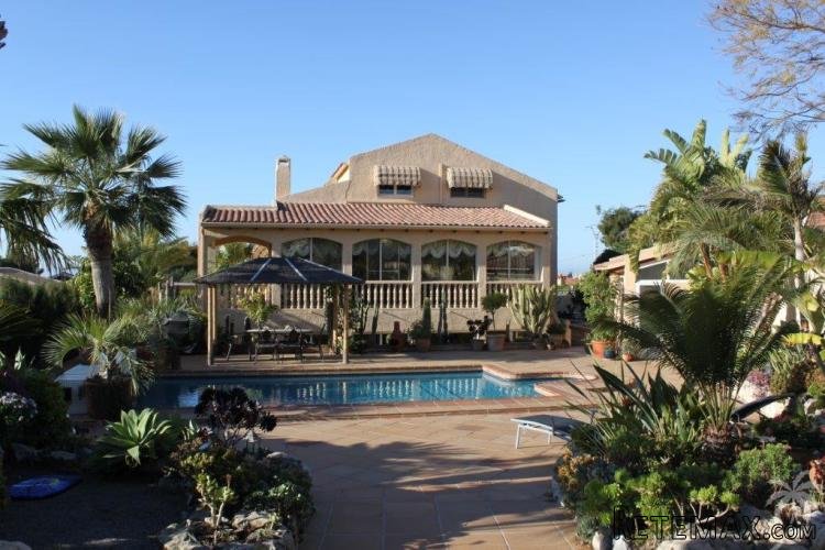 This well-maintained villa is located in La Nucia. The..