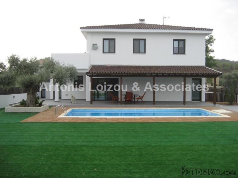 4 Bedroom House with pool in..