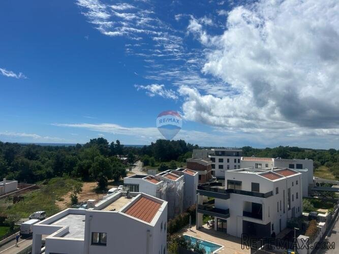 Poreč, okolica, predivan stan sa krovnom terasom 800 metara