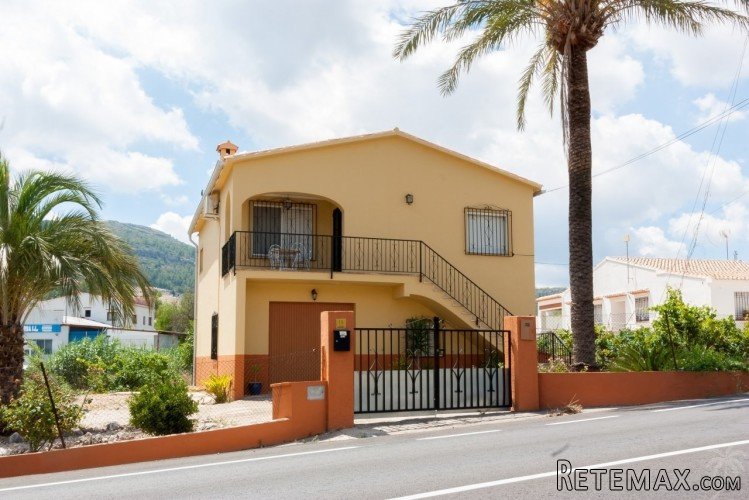 Villa for sale in Orba, Alicante, with four bedrooms..