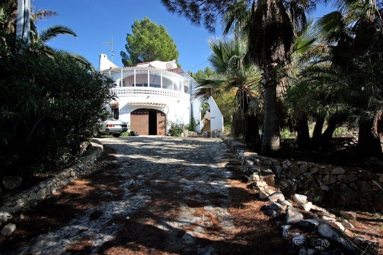 3 bedroom villa for sale on a large plot near the village..