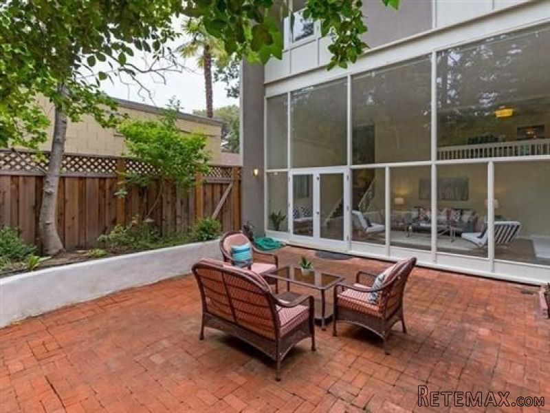 Spacious and light filled townhouse in.. - 2