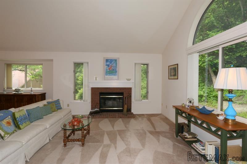 2 bedroom House For Sale: 611 Heritage.. - 2