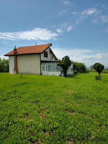 Prelepa kuca sa placem i pogledom na grad - 2