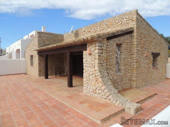 BONITO BUNGALOW TOTALMENTE DE PIEDRA EN UNA URBANIZACION..