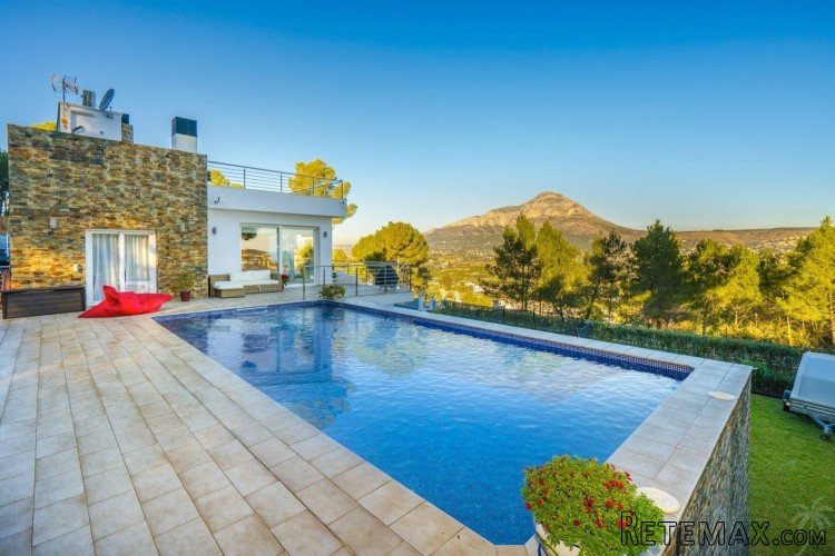 Modern villa for sale in Javea enjoys fantastic panoramic..