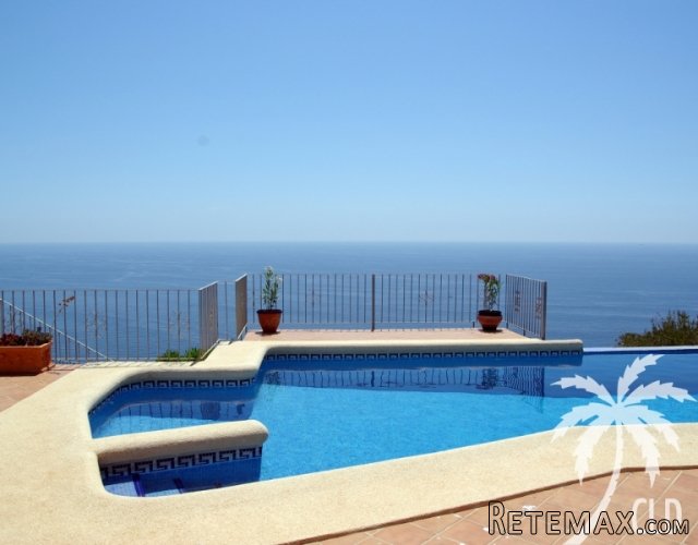 Seafront Villa for sale with infinity pool on the Cumbre...