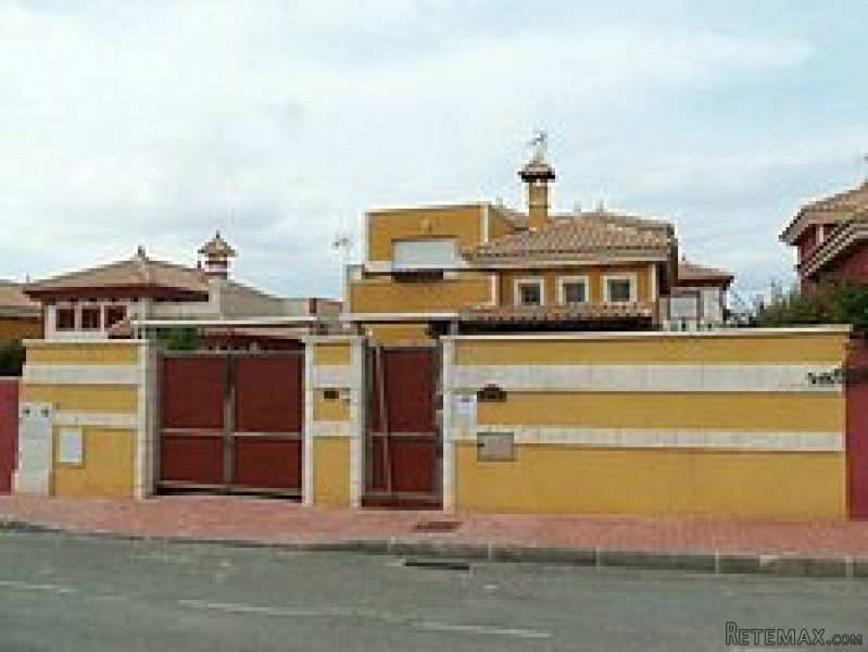 4 bedroom, 2 bathroom Villa