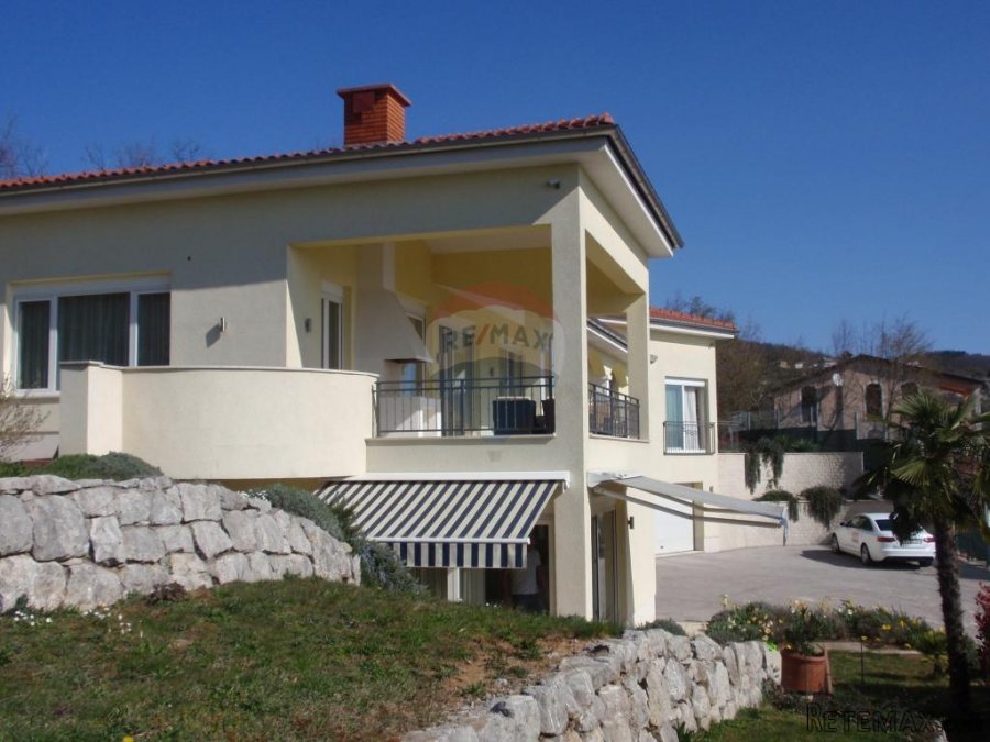 Moderna vila s bazenom iznad Ičića, lux