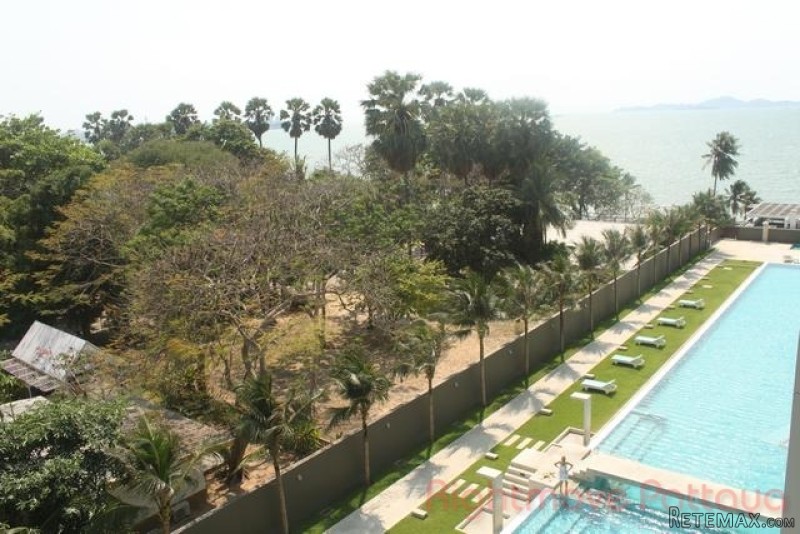 2 Bedroom Condo for sale in Wongamat -..