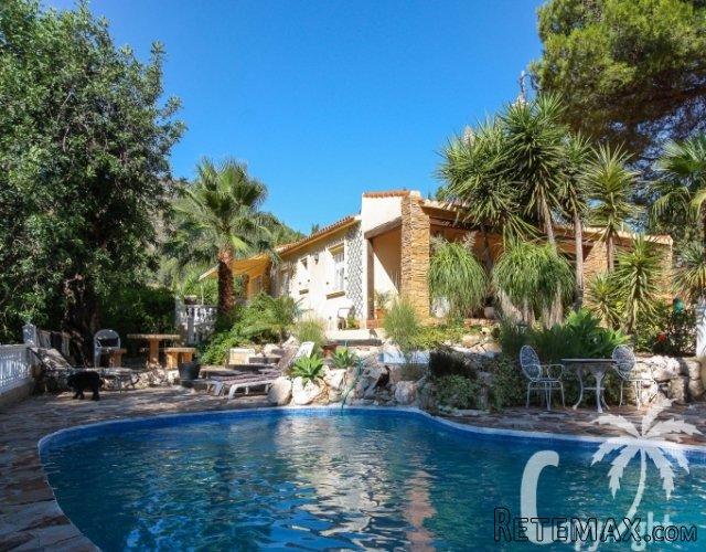 South facing Finca with 4 bedrooms in a very private..