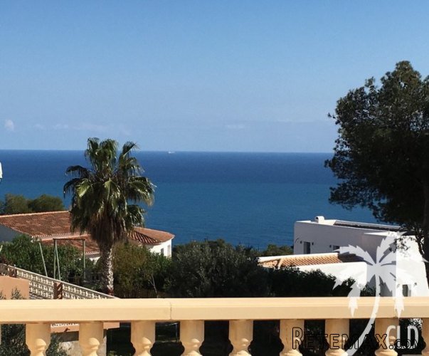 Refurbished villa with sea views in the residential area of..