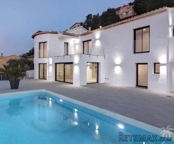 Stunning remodelled villa with clear lines and a..