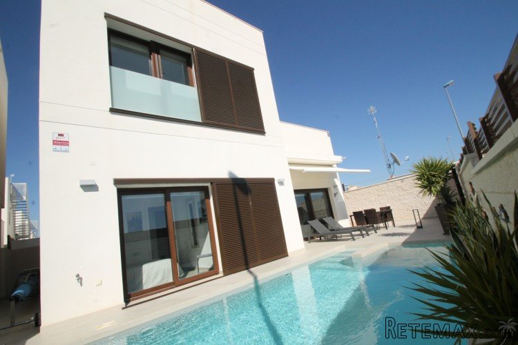 Beautiful modern new build villa! This villa has 3 bedrooms..