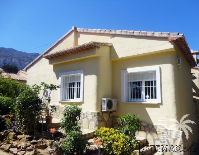 Charming 3 bedroom property for sale on a big plot of 830m2.. - 2