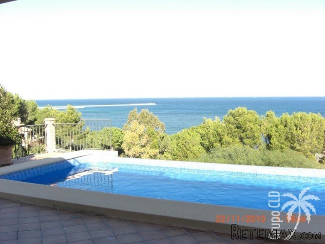 Here is a modern villa with 4 bedrooms and an infinity..