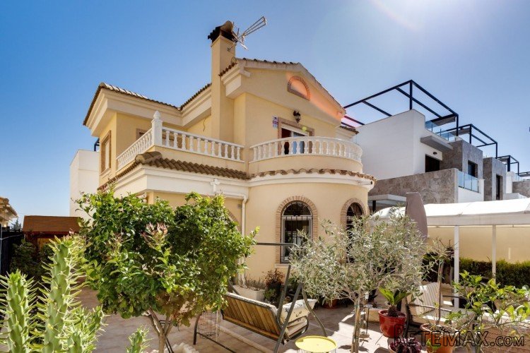 This fantastic villa is located in a quiet area of ​​the Ori..