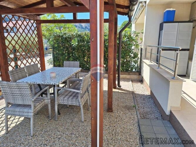 Baška - stan u prizemlju s okućnicom