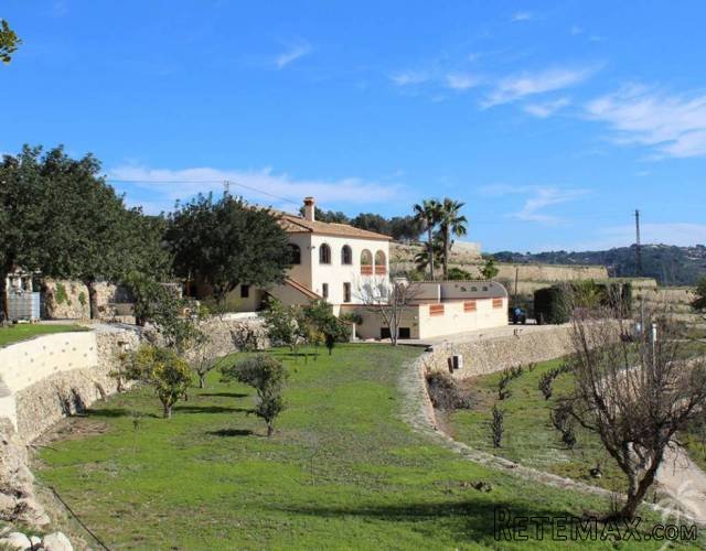 This very well maintained country estate is situated in a..