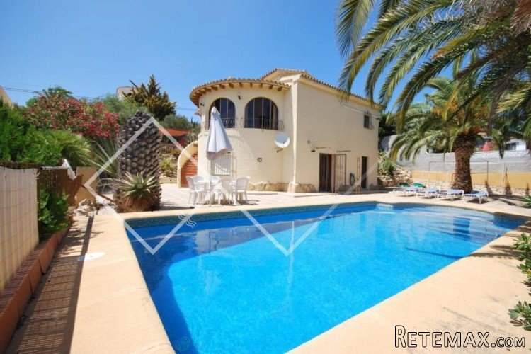 Beautifully located villa with guest apartment, private..