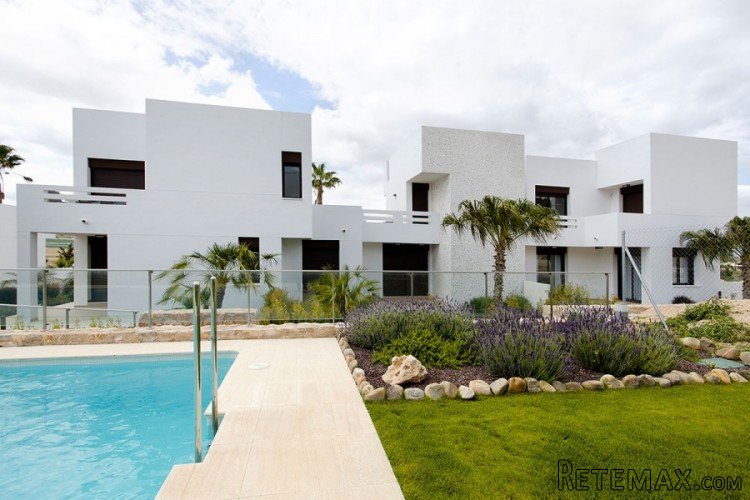 Los bungalow están ubicados en una urbanización, situada e..