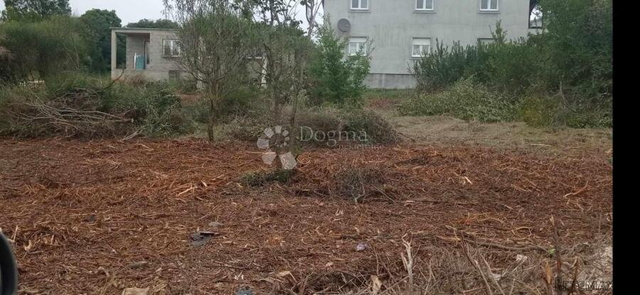 Prostrana građevinska parcela na odličnoj lokaciji