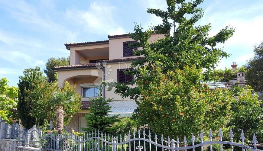 Predivna kuća sa apartmanima 300 m od mora