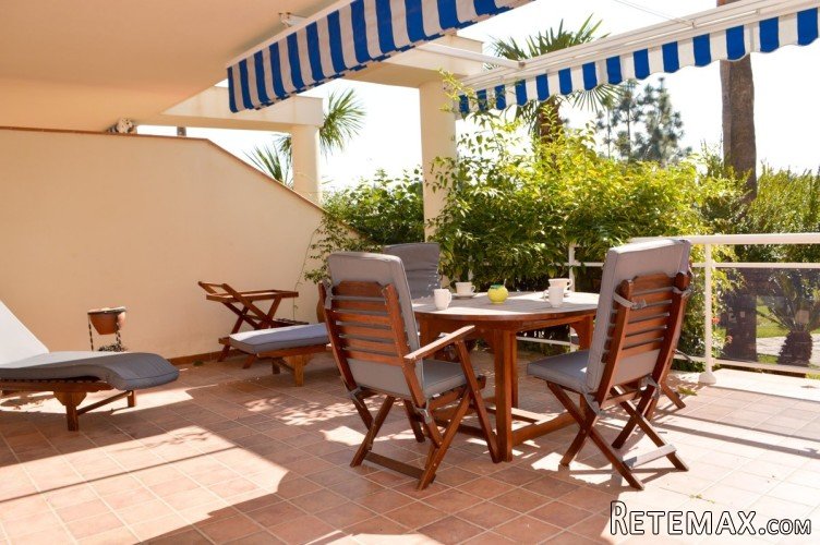 Spacious and bright 2 bedrooms ground floor apartment, with..