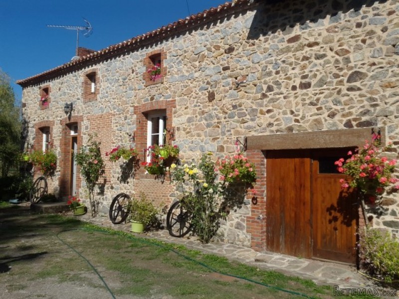 Detached Farmhouse With Barn On 17..