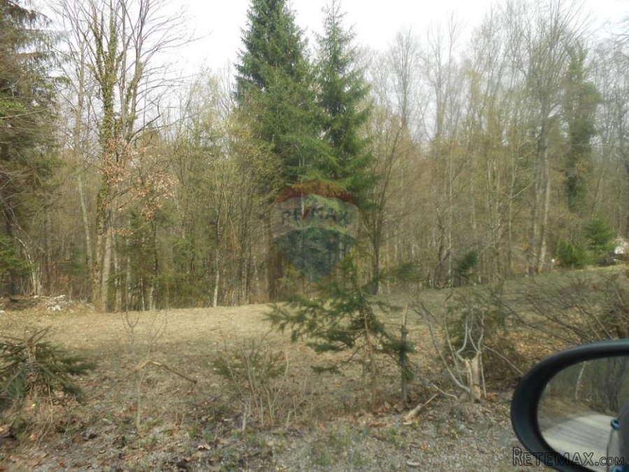 PARCELA U OAZI LOVAČKOG I PLANINSKOG TURIZMA