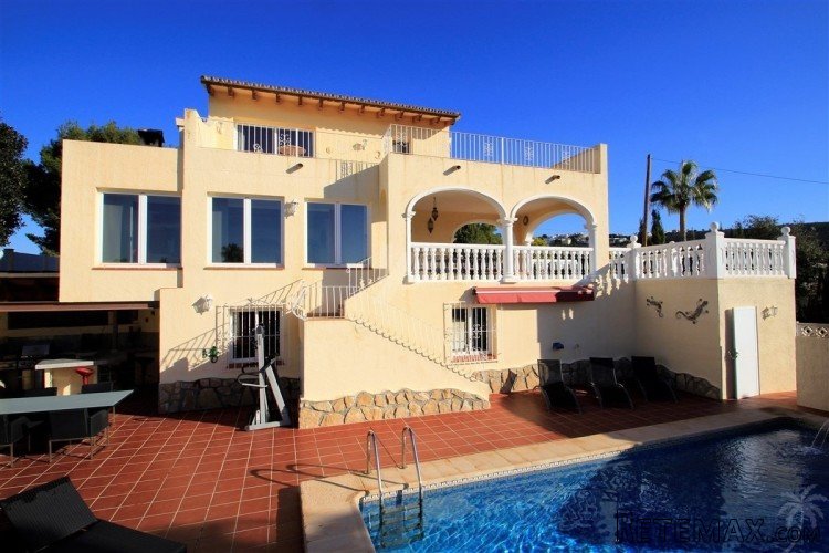 This imposing villa is distributed over two levels plus..