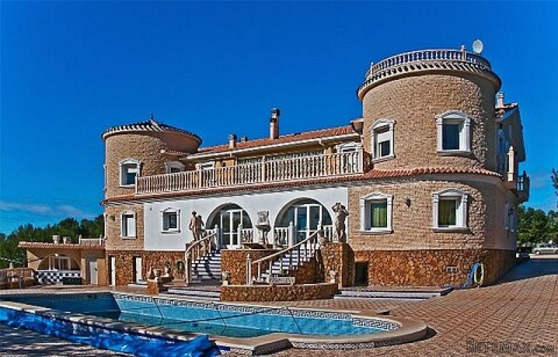 6 BEDROOM BESPOKE DESIGNED VILLA - 2