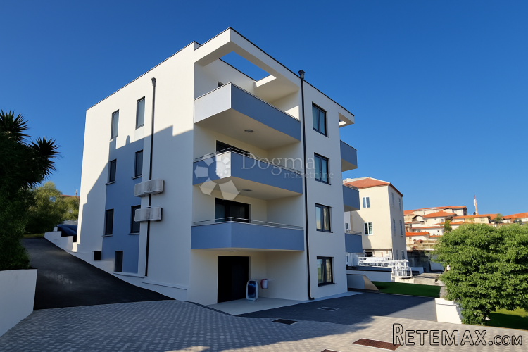 Čiovo - Penthouse sa krovnom terasom i pogledom na more!