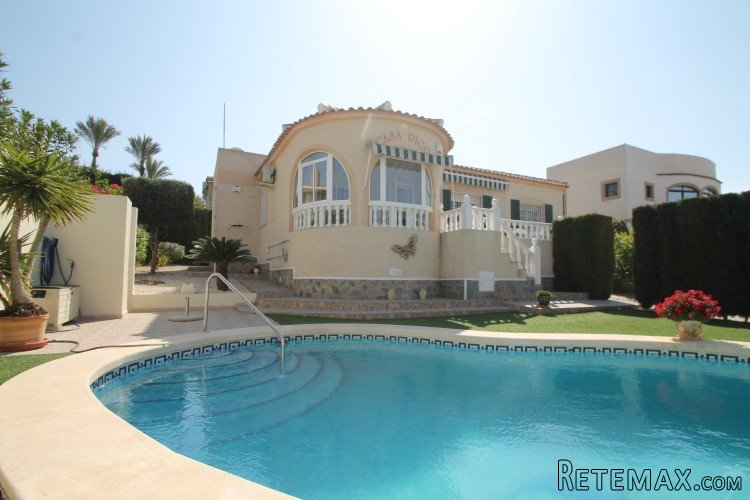 This luxury detached villa, located in the bustling..