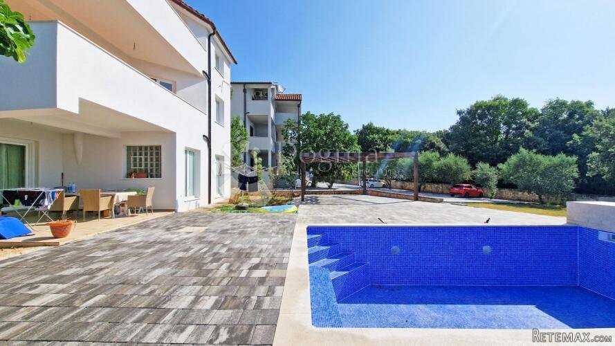 KUĆA S 3 STANA, SVAKI IMA 106 M2, POGLED MORE, 3OO M DO MORA