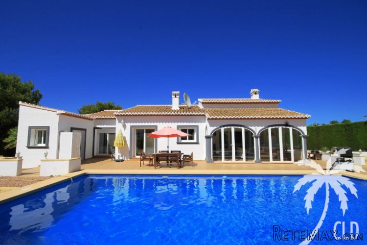 Immaculate villa, located on a south facing plot with shops..