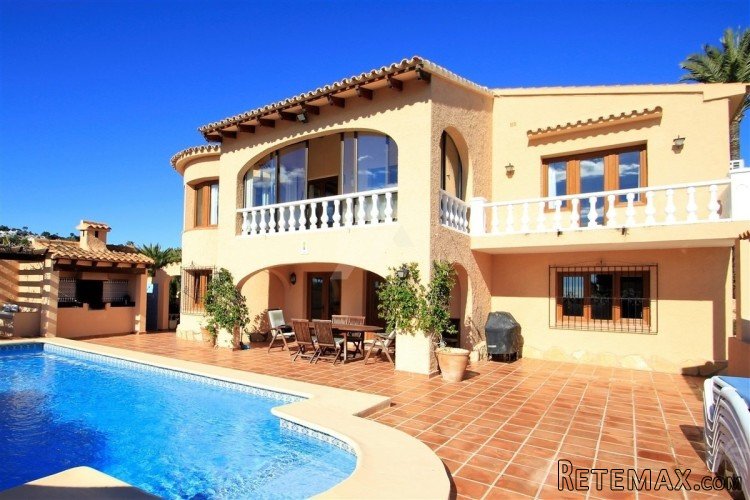 This well presented villa is distributed over two levels..