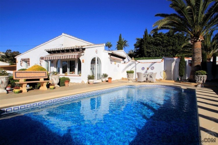 Sea view villa for sale in Moraira on a quiet street within..