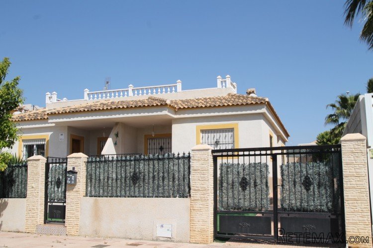 This beautiful home with a very spacious garden is located..