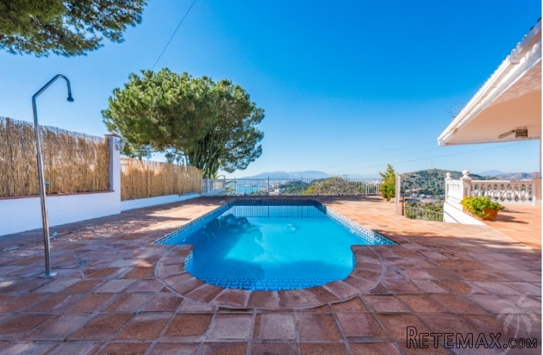 This beautiful villa with a living space of 290 m2 is..