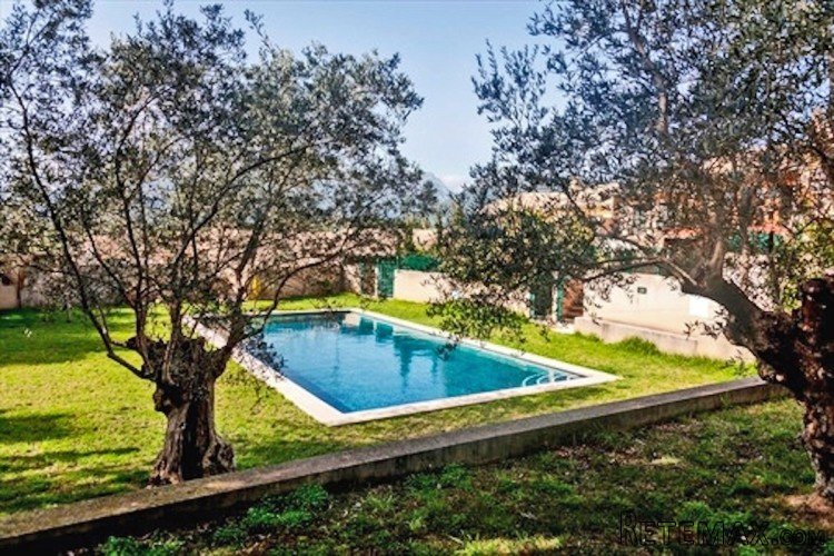 Designer house in the quite village of Campanet with..