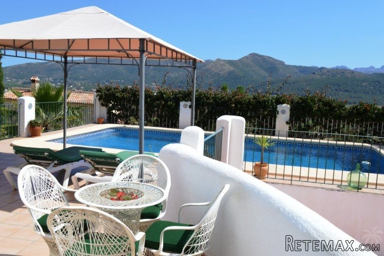 Modern, detached south facing villa builtin 2004 with..