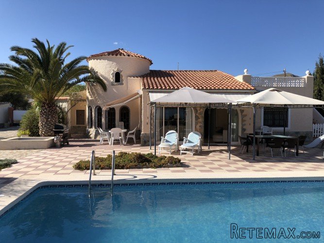 Close to the well-known seaside resort of El Campello is..
