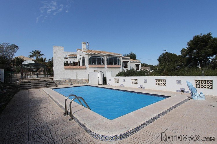 This charming villa is located in the Orihuela Costa. This..