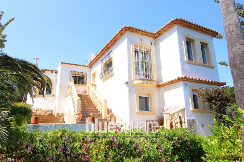 Lovely 5-Bedroom villa with slight sea..